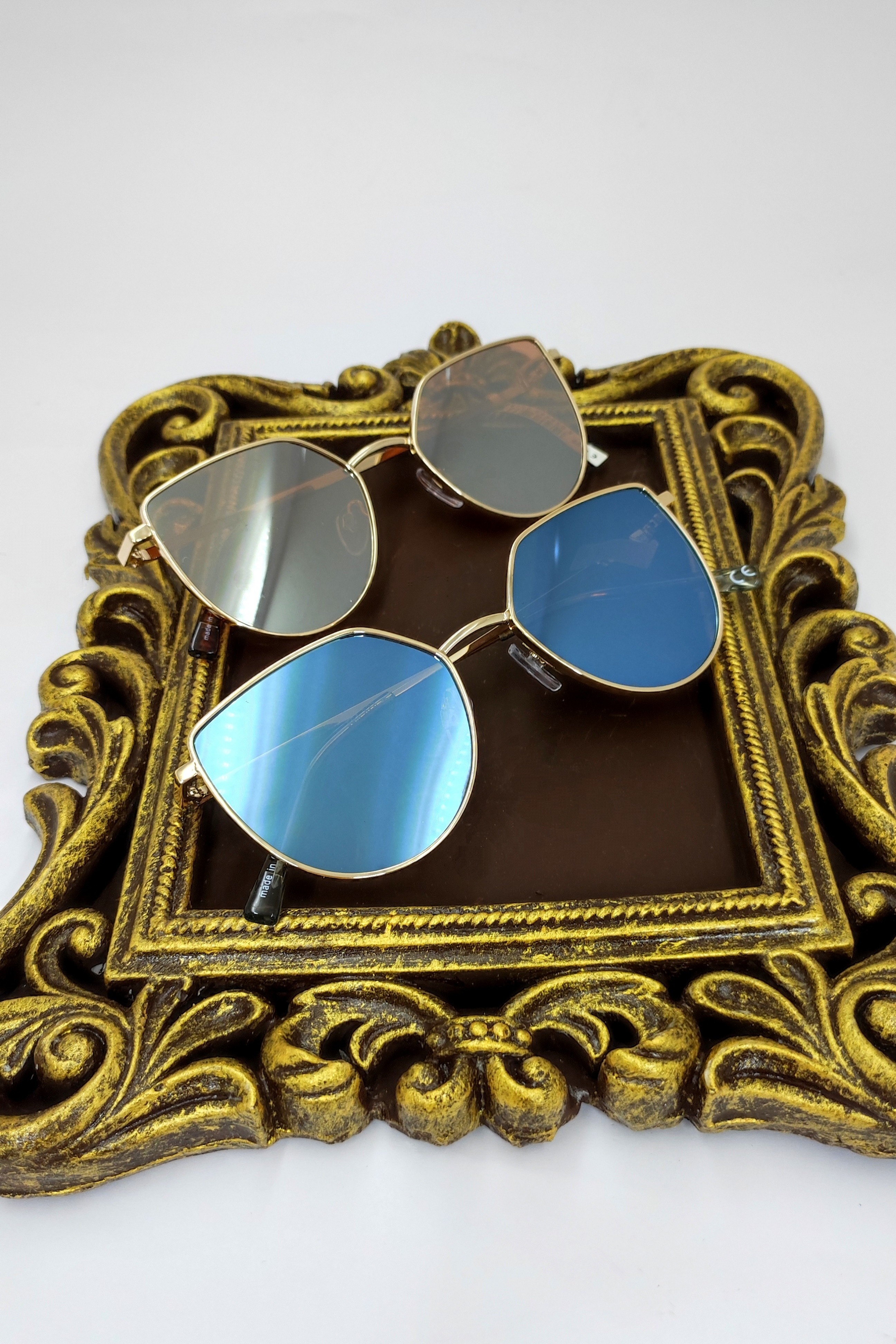 عینک آفتابی و برف اورجینال فلزی گوشه‌دار عدسی آینه‌ای آبی و بژ