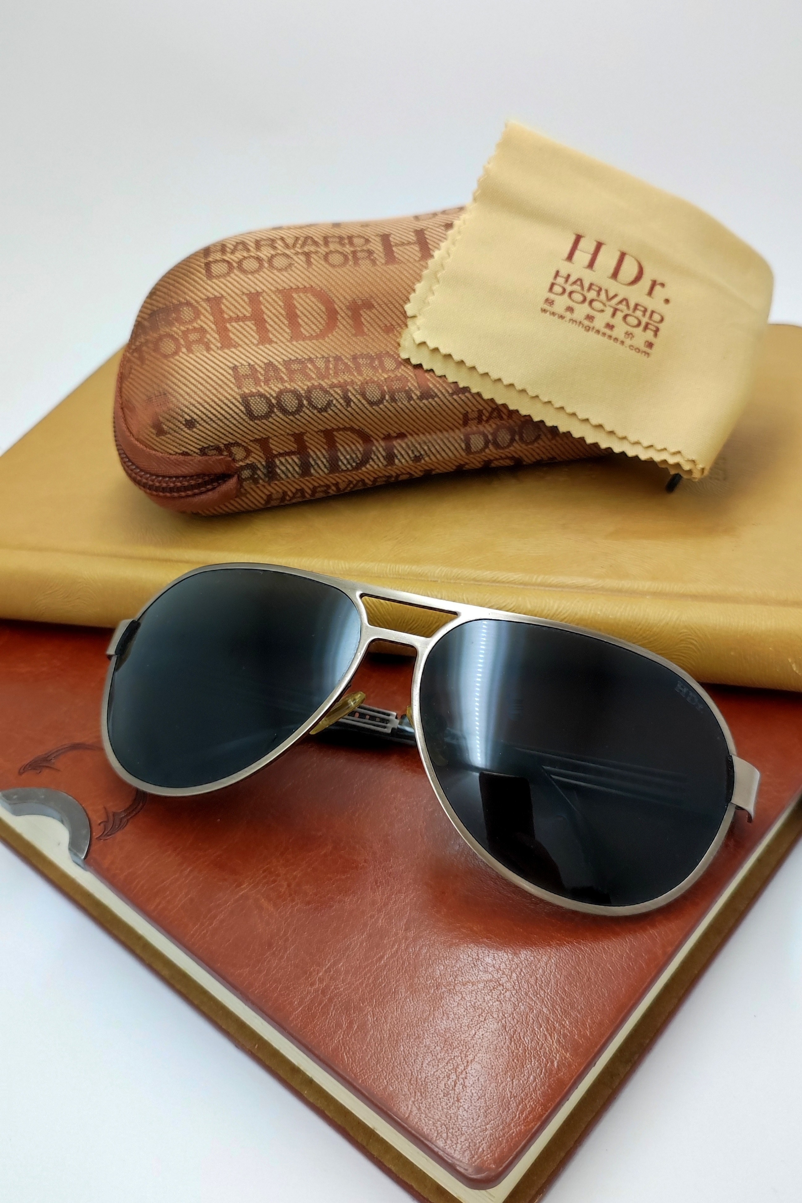 عینک آفتابی مدل خلبانی پلاریزه اورجینال انگلیسی رنگ بژ عدسی دودی