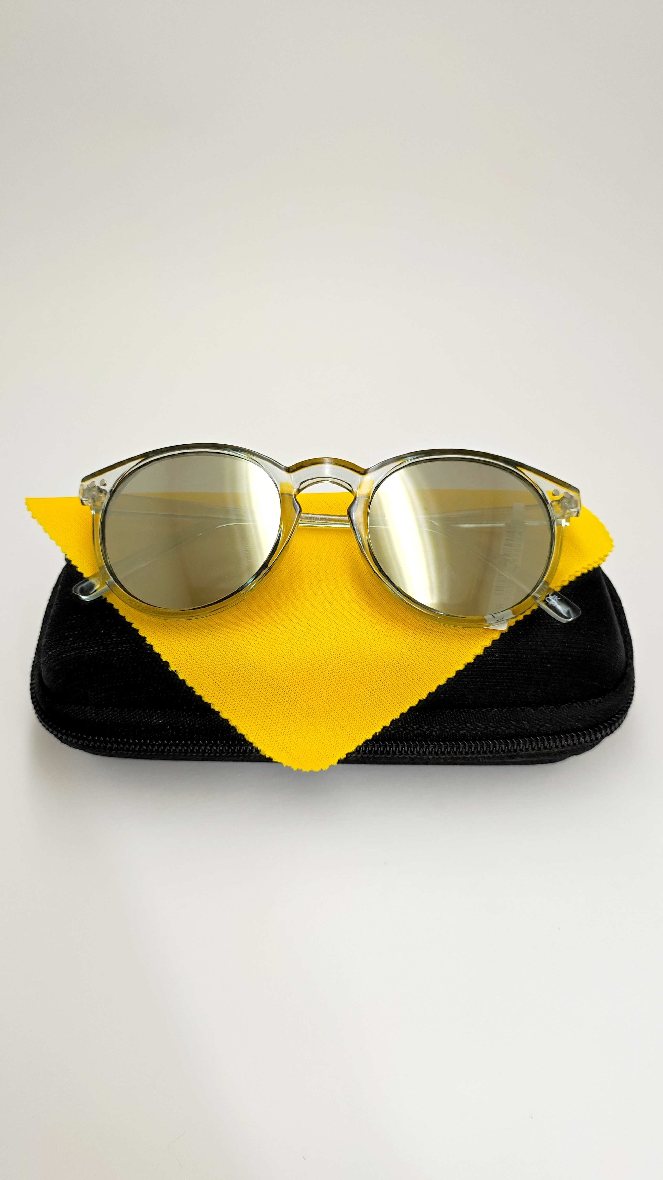 عینک آفتابی و برف اورجینال فریم گرد عدسی آینه‌ای طوسی نقره‌ای