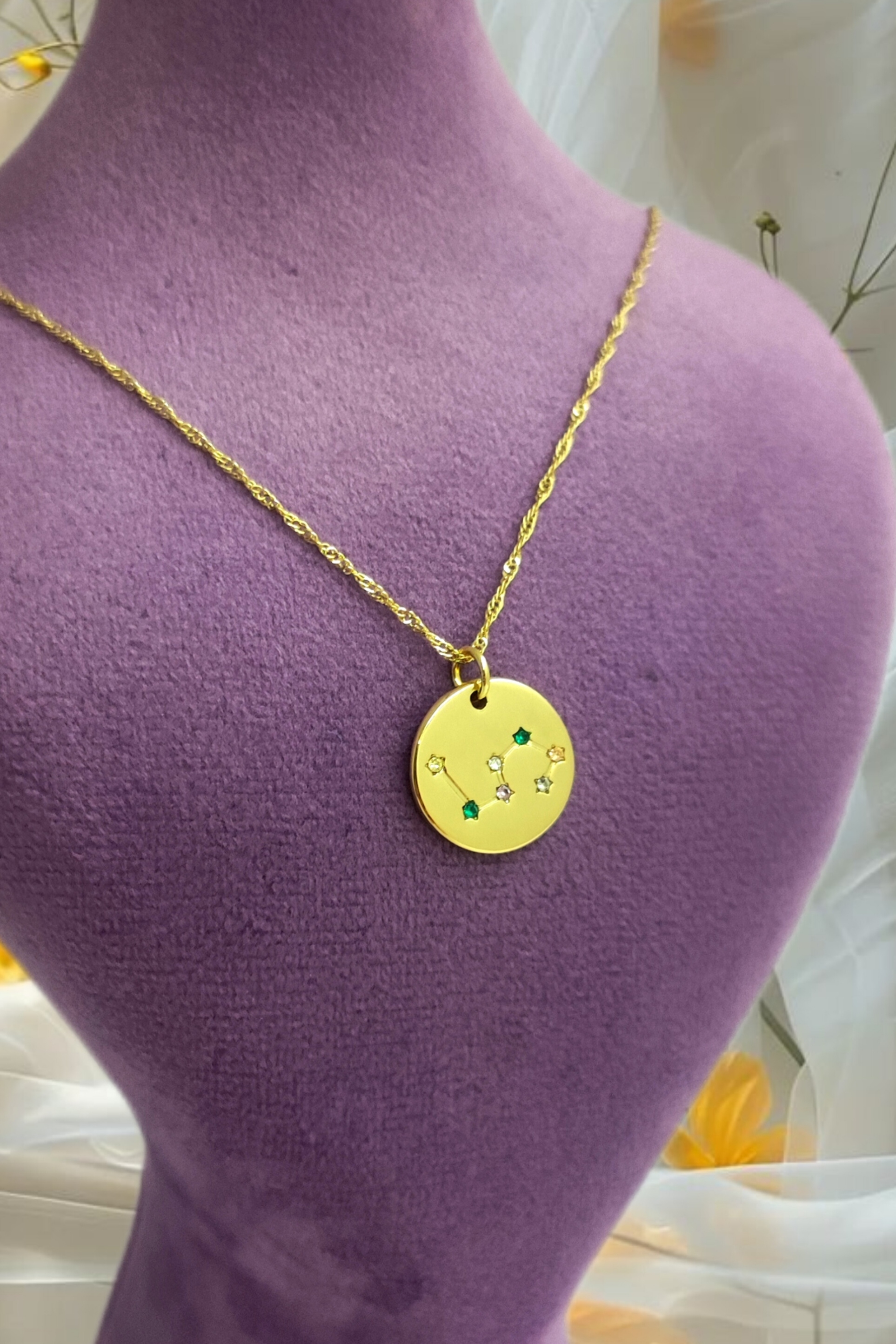 گردنبند اورجینال آبکاری زنجیر و پلاک طرح صورت فلکی نگین‌کاری شده