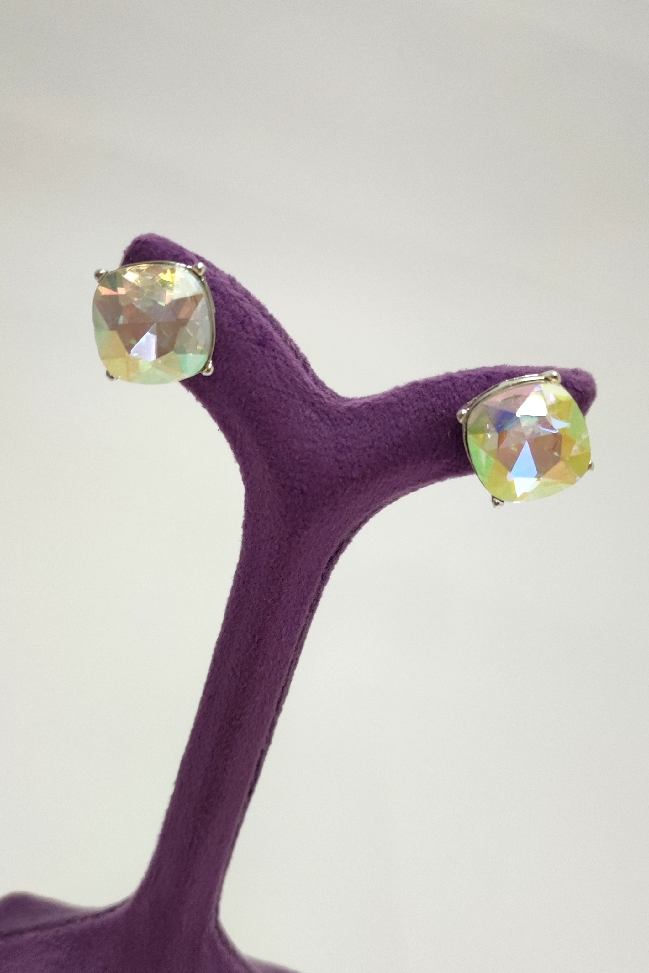 گوشواره اورجینال میخی طرح الماس درشت هفت‌رنگ