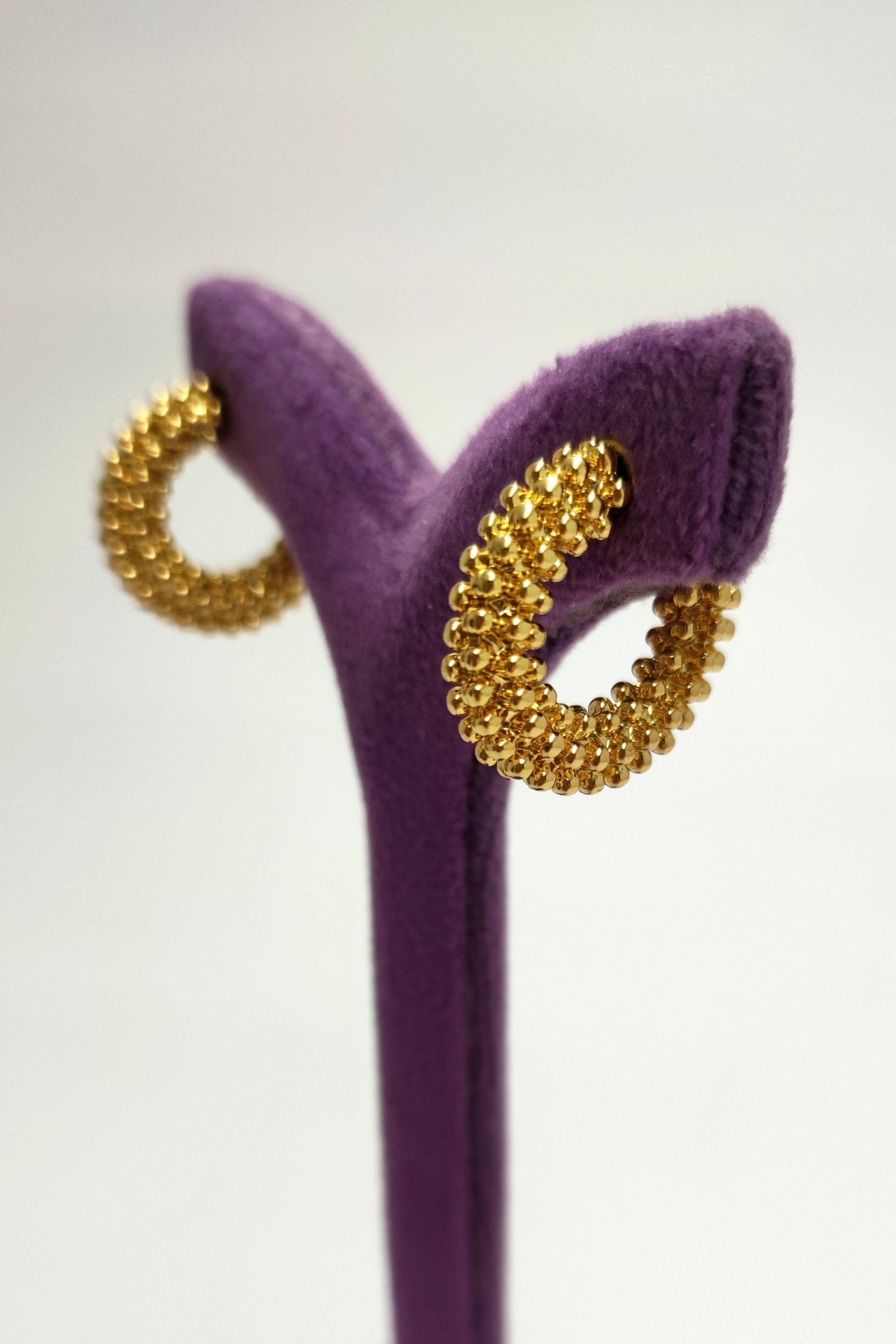 گوشواره اورجینال نیم‌حلقه میخی طرح برجسته آبکاری طلا