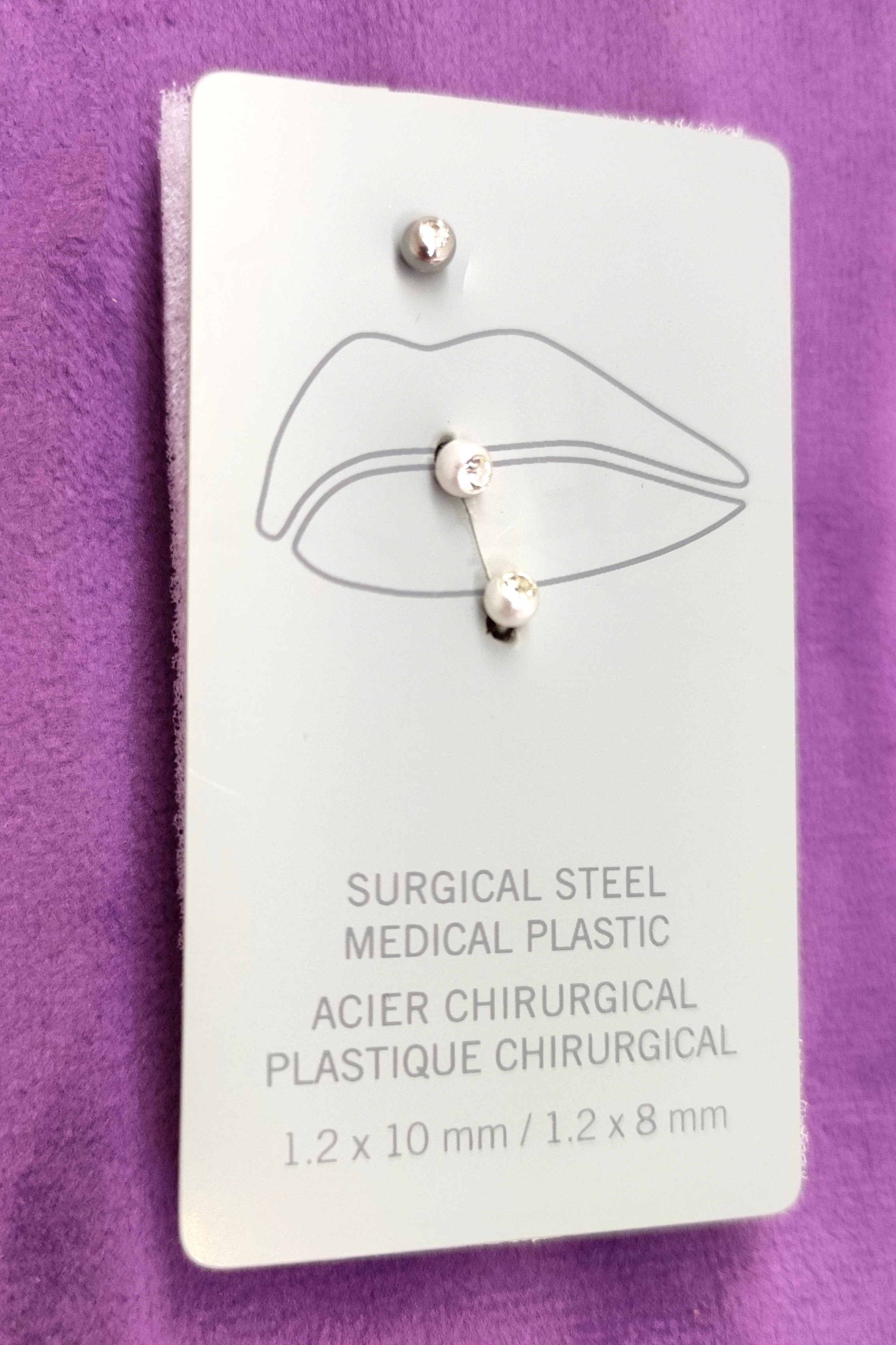 پیرسینگ لب و مدوسا (بالای لب) نگین‌دار اورجینال‌. جنس استیل جراحی و پلاستیک پزشکی