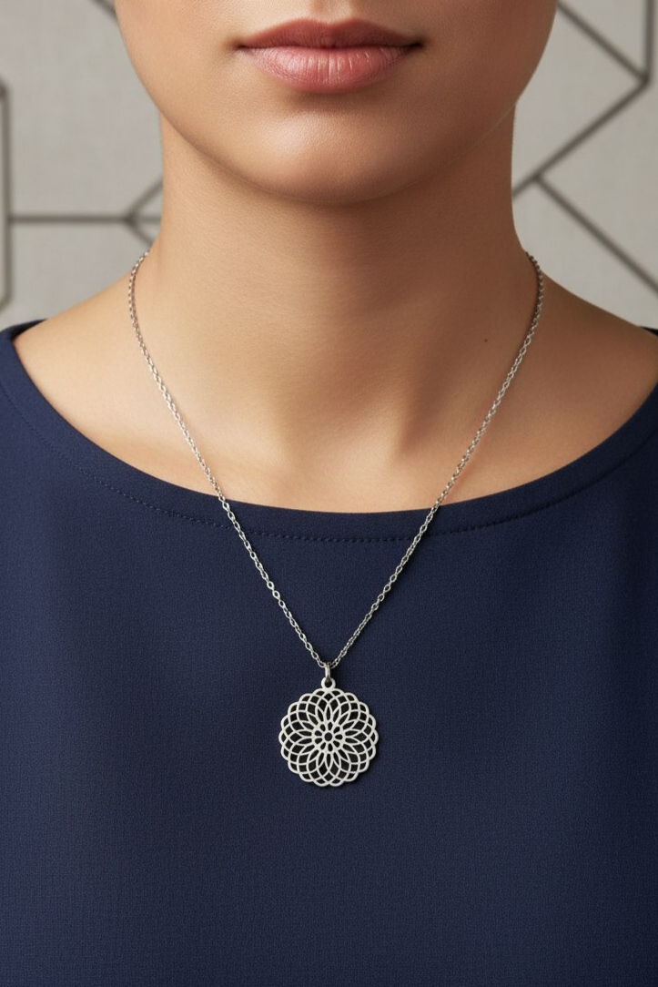 گردنبند استیل اورجینال زنجیر و پلاک طرح گل همراه کاور اورجینال